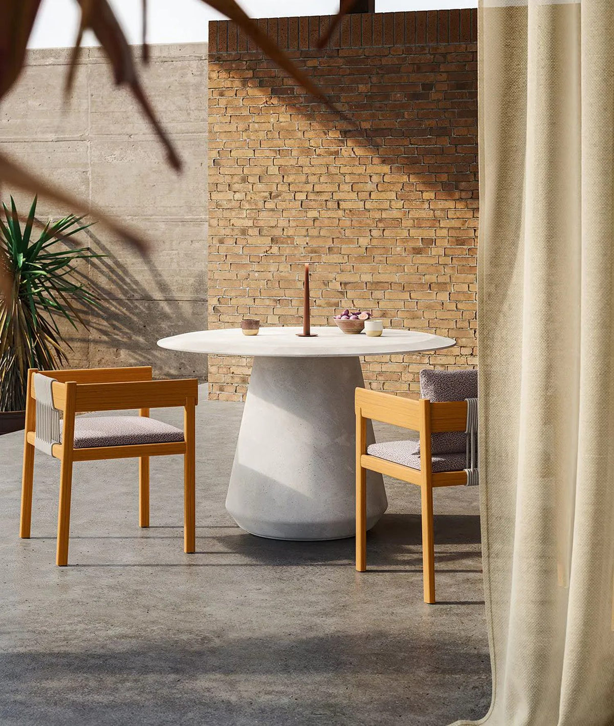 Cora Round Table in Fiberstone