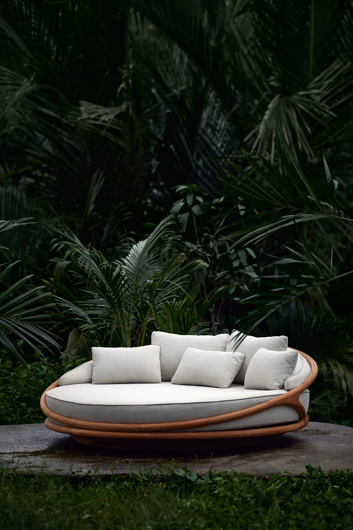 Solis Round Daybed