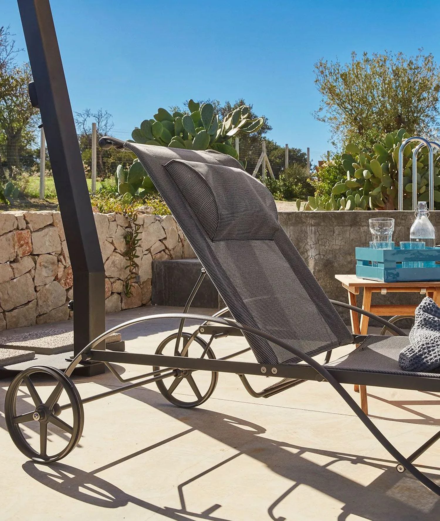 Aurora sunlounger in graphite with brown fabric