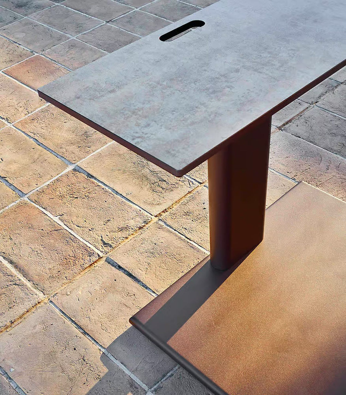 Plinto Sit & Eat Coffee Table and Seat
