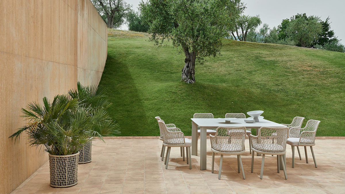 Plinto Table