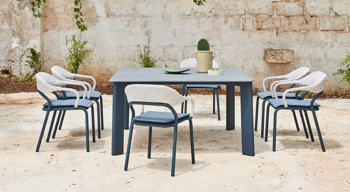 Plinto Table